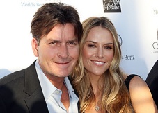 Charlie Sheen y Brooke Mueller, aunque la pareja se divorció en 2011, aún permanecen como amigos.